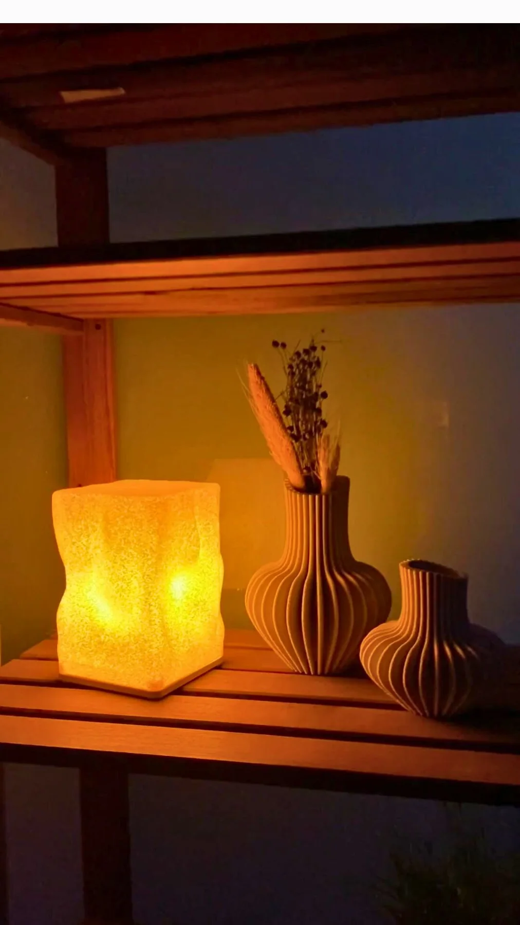 VLIV Wave lamp on a shelf with sculptural objects